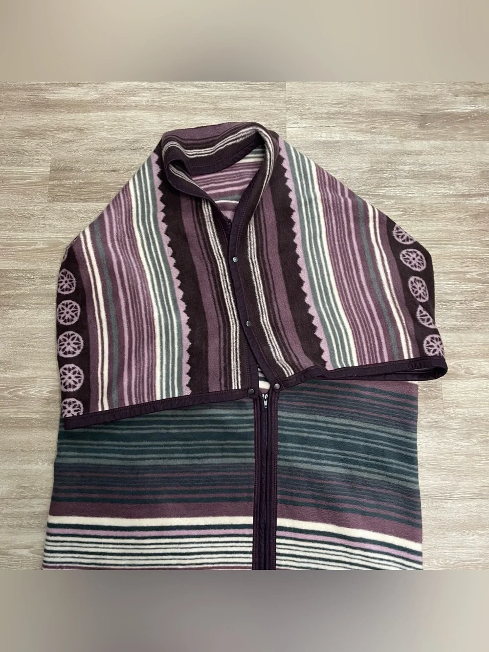 Biederlack Cuddle Wrap Blanket Stadium Throw Zip Snap Wearable Purple Print